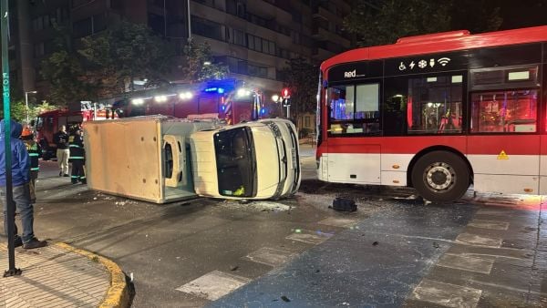 Bus y camión protagonizan violento choque en Santiago Centro