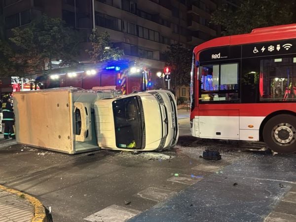 Bus y camión protagonizan violento choque en Santiago Centro