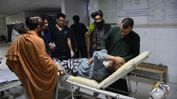 Hombre herido recibe ayuda tras terremoto de Afganistán.