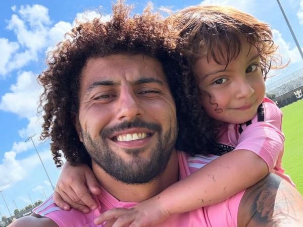 Hijo de Maximiliano Falcón fue al cumpleaños de Thiago Messi con camiseta de Colo Colo