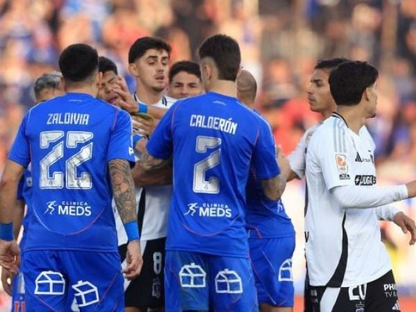 Jugadores de Universidad de Chile y Colo Colo discuten durante un Superclásico disputado en el Estadio Nacional