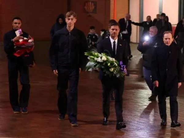 El técnico del Real Madrid, Xabi Alonso, junto con Emilio Butragueño -director de Relaciones Institucionales- y los jugadores Dean Huijsen y Trent Alexander-Arnold, rinden homenaje a Diogo Jota
