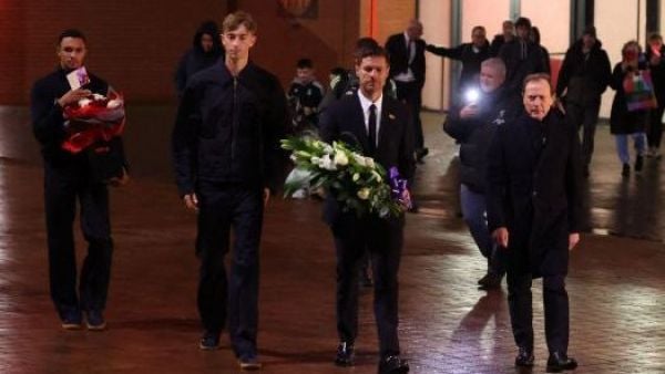 El técnico del Real Madrid, Xabi Alonso, junto con Emilio Butragueño -director de Relaciones Institucionales- y los jugadores Dean Huijsen y Trent Alexander-Arnold, rinden homenaje a Diogo Jota