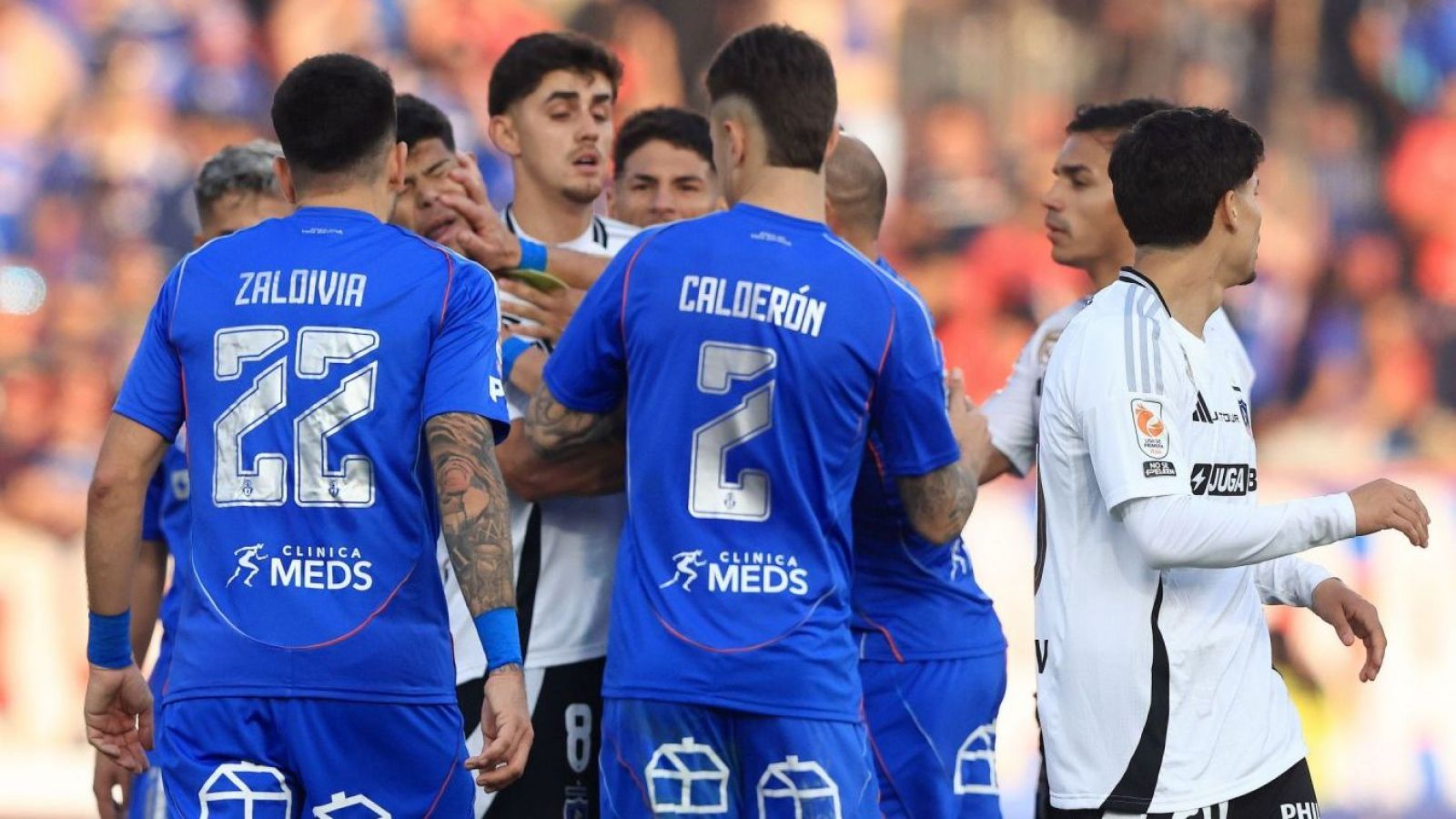 Jugadores de Universidad de Chile y Colo Colo discuten durante un Superclásico disputado en el Estadio Nacional