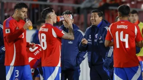 Nicolás Córdova, técnico interino de la Selección Chilena, entrega instrucciones en la cancha del Estadio Nacional
