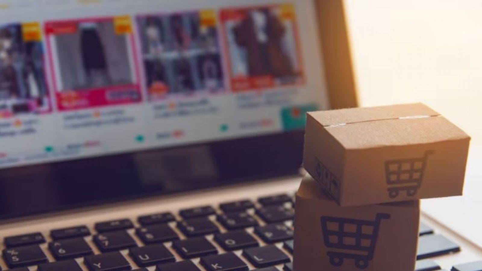 Computador con página web abierta comprando diversas cosas en plataformas internacionales.