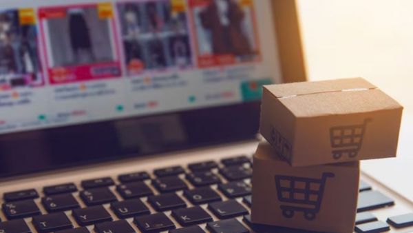 Computador con página web abierta comprando diversas cosas en plataformas internacionales.