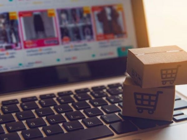 Computador con página web abierta comprando diversas cosas en plataformas internacionales.