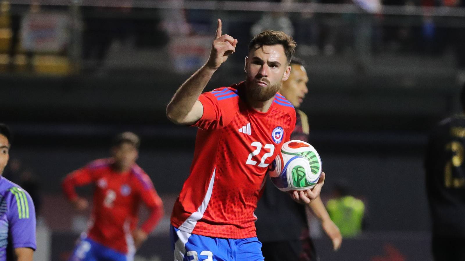 Ben Brereton celebrando un gol por la Selección Chilena