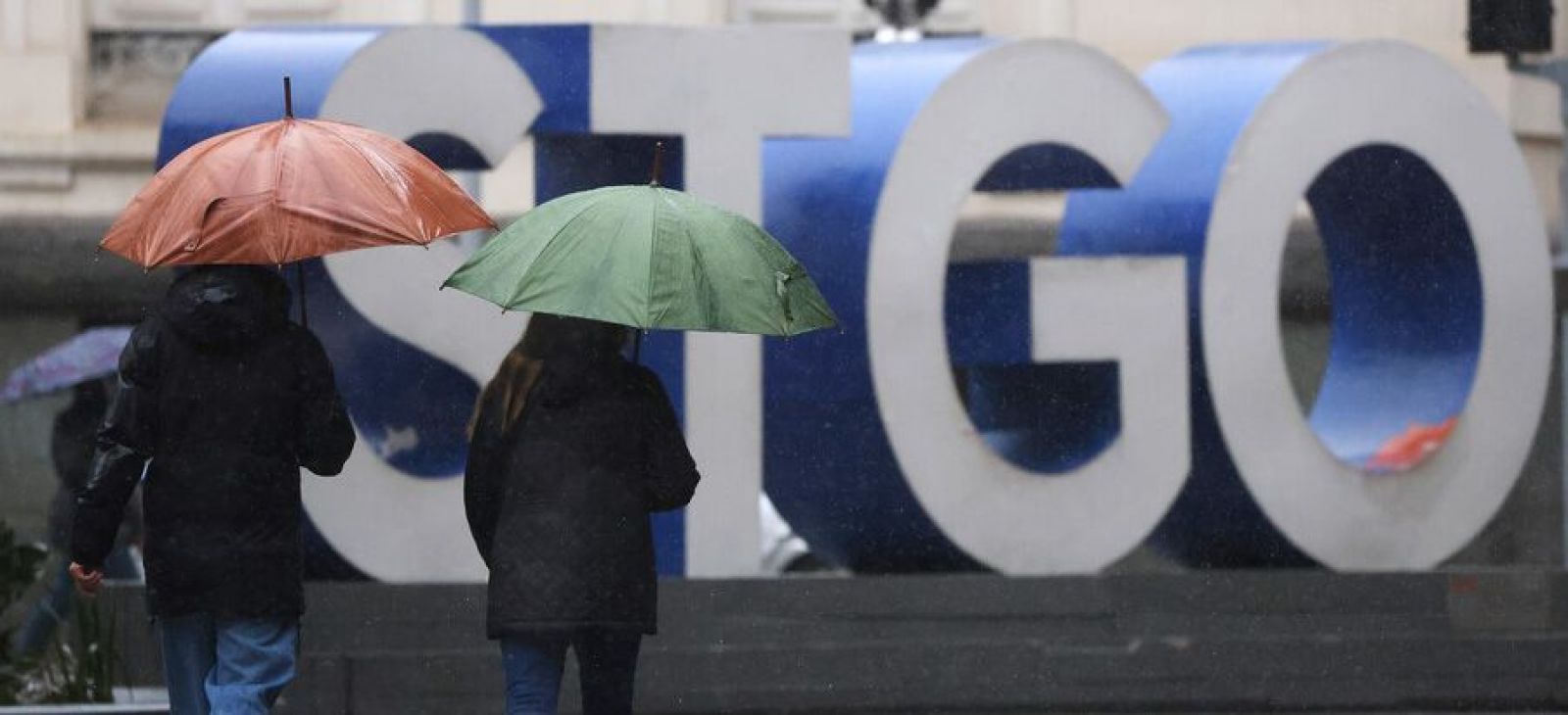 Personas bajo la lluvia en Santiago