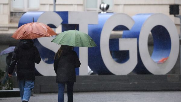 Personas bajo la lluvia en Santiago
