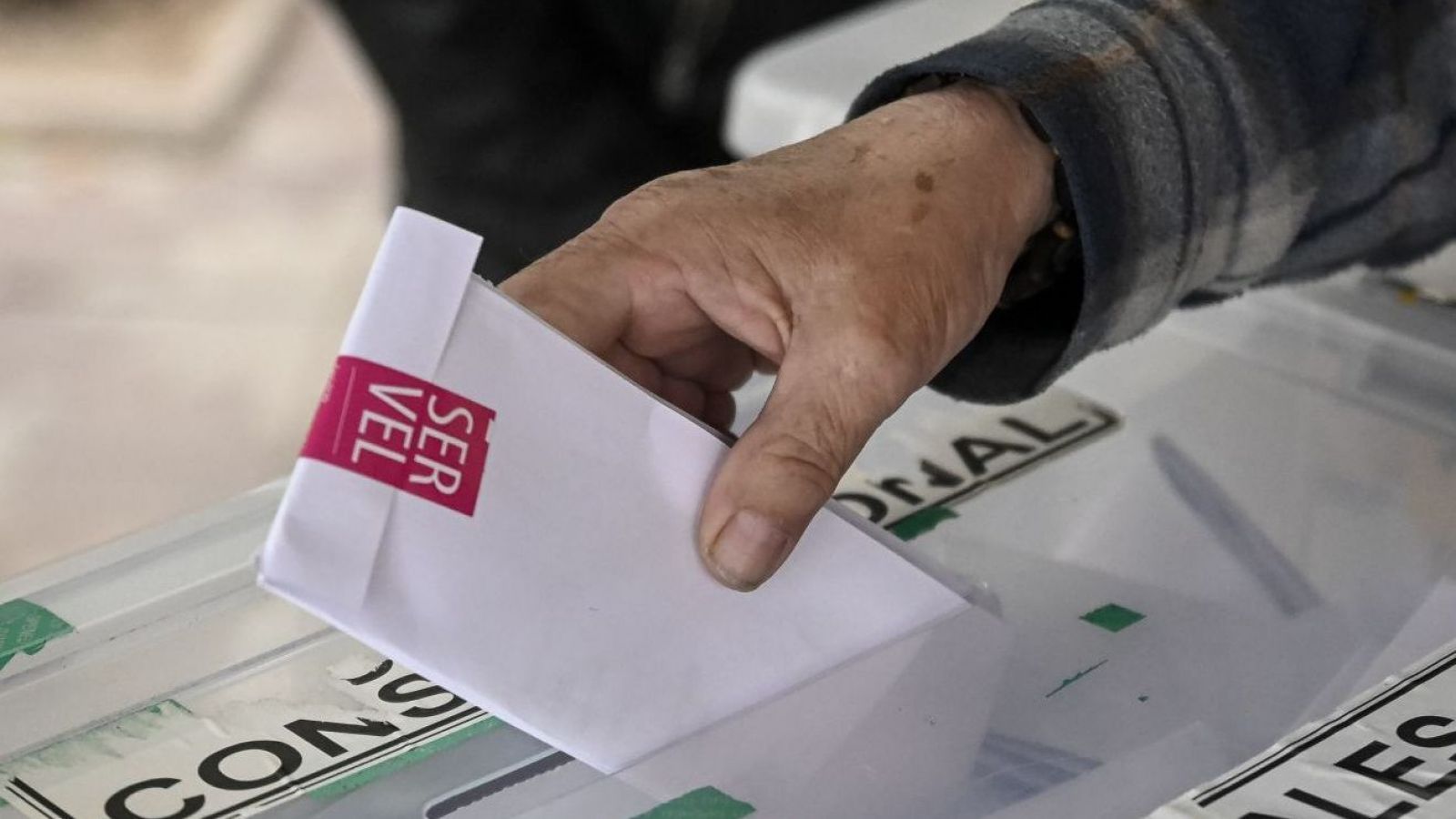 Mano con una papeleta ya cerrada.