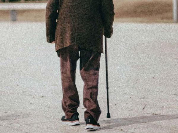 Adulto mayor caminando para evitar Alzheimer.