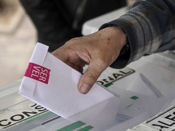 Mano con una papeleta ya cerrada.