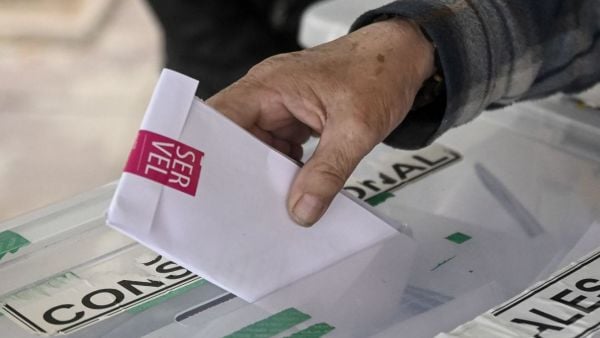 Mano con una papeleta ya cerrada.