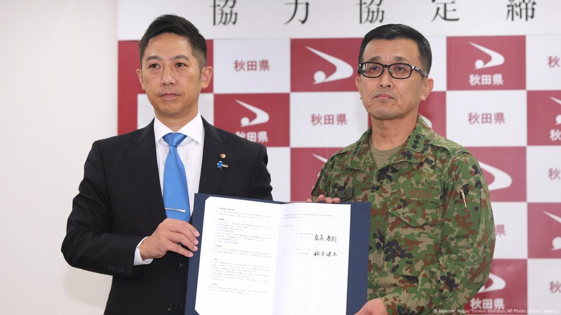El gobernador de Akita, Kenta Suzuki, firmó un acuerdo de cooperación con el comandante de las Fuerzas de Autodefensa de Japón, Yasunori Matsunaga, sobre la prevención de ataques de osos