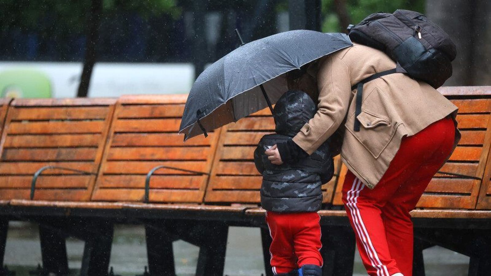 Personas bajo la lluvia en Santiago