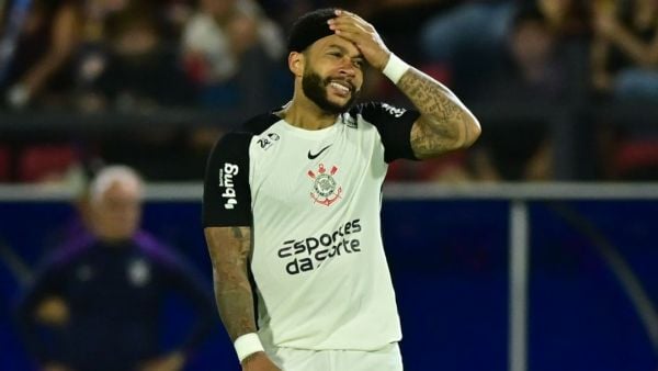 Corinthians le adeuda 4 millones de dólares a Memphis Depay