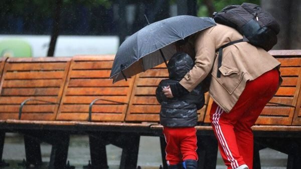 Personas bajo la lluvia en Santiago