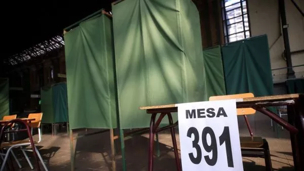 Mesa en local de votación en elecciones