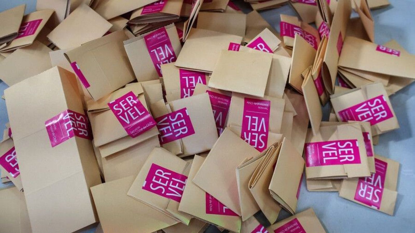 Votos con sticker del Servel