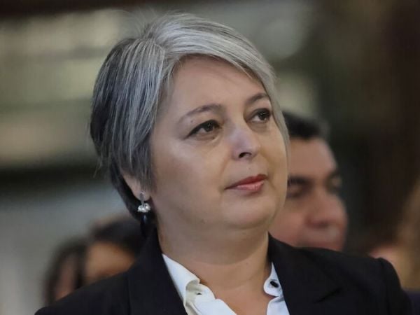 Jara plantea renunciar al PC si es Presidenta: 