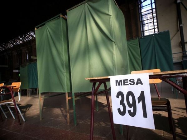 Mesa en local de votación en elecciones