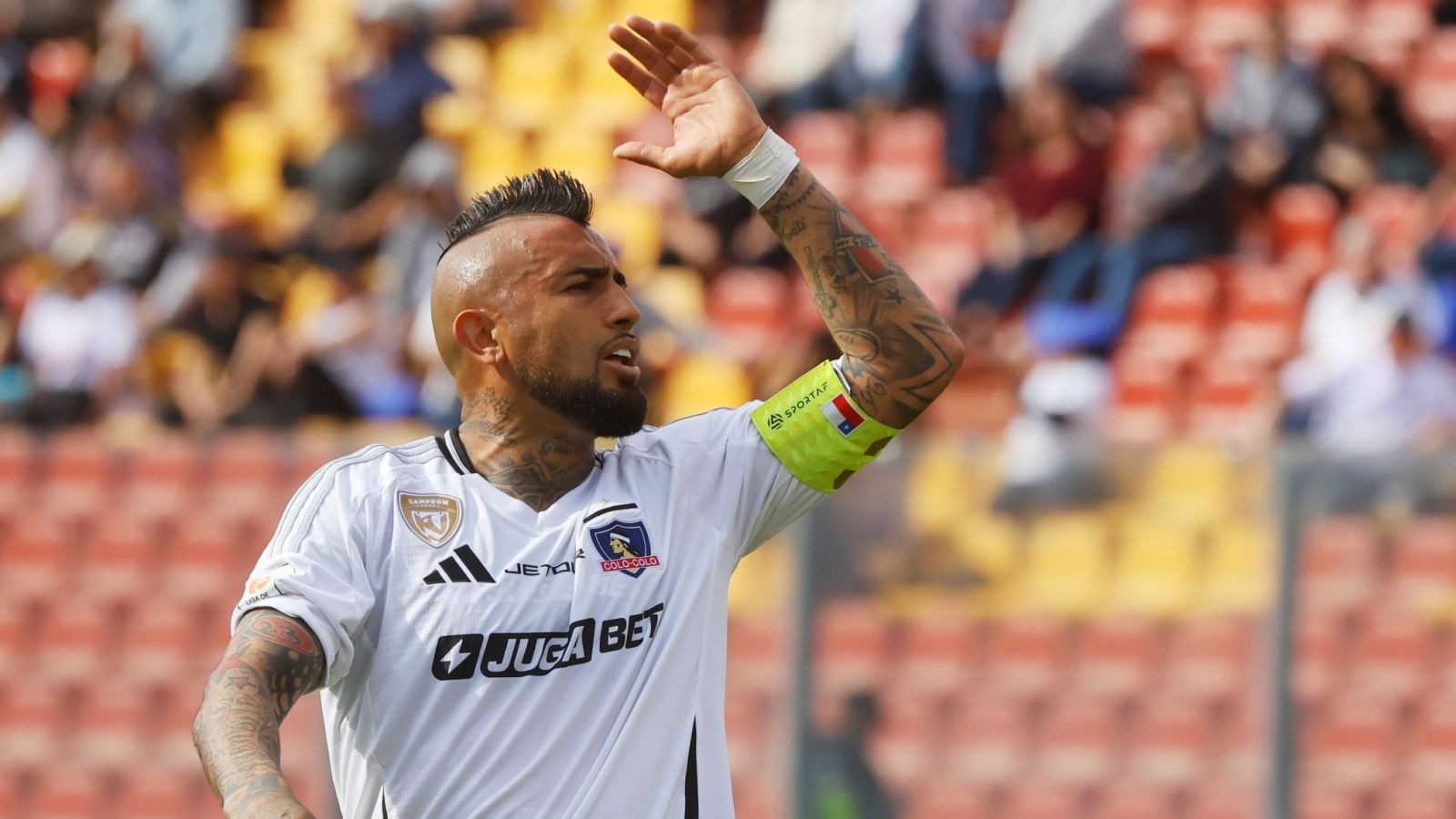 Arturo Vidal le respondió con todo a Ángel Maulén, director del bloque opositor en Blanco y Negro, quien criticó duramente al plantel de Colo Colo.