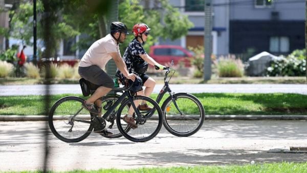 Personas en bicicleta en Santiago
