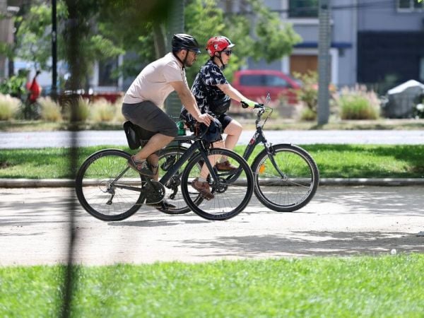 Personas en bicicleta en Santiago