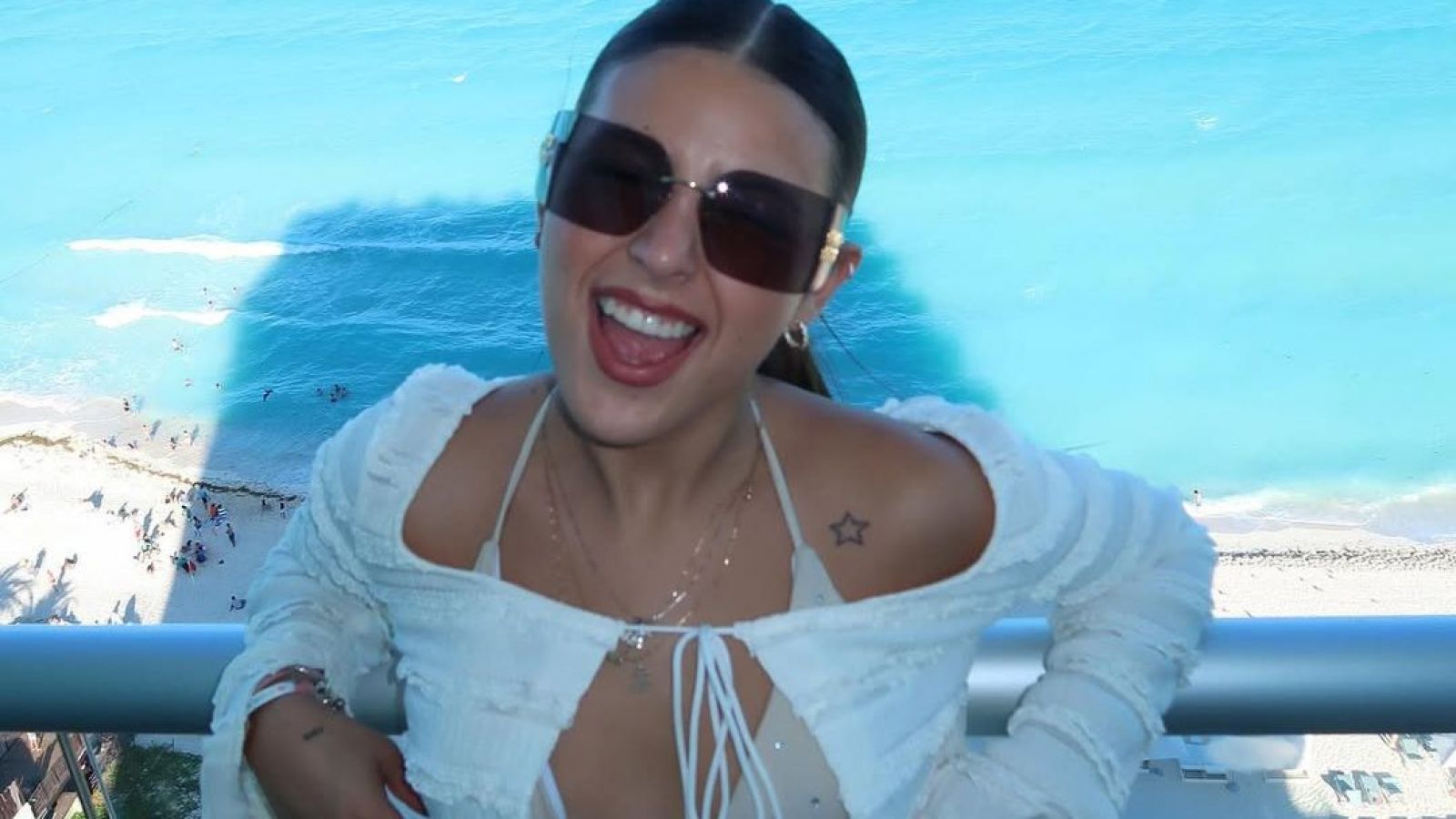 Ignacia Antonia y su lujoso auto