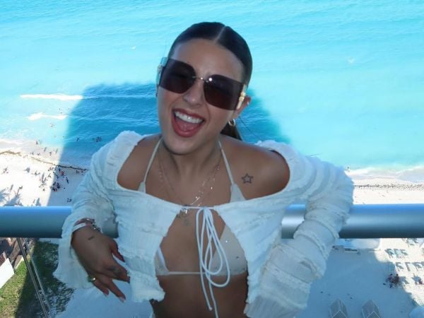 Ignacia Antonia y su lujoso auto