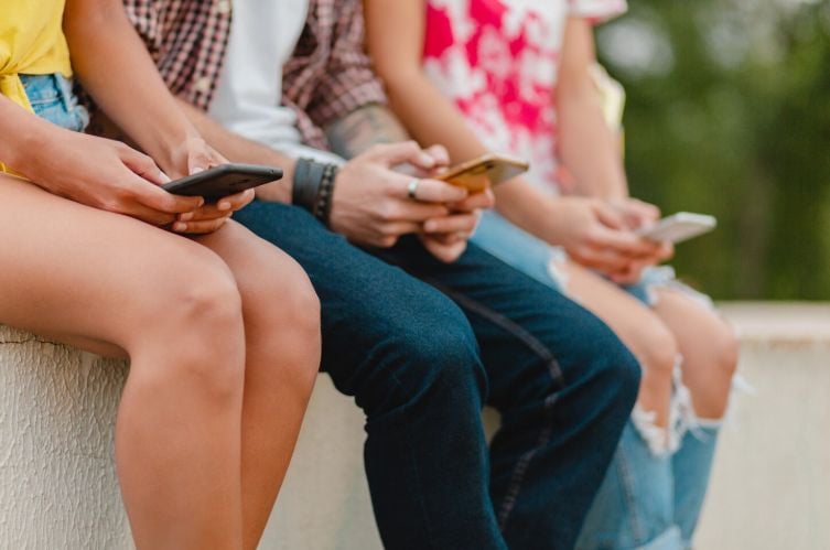 Jóvenes revisando sus teléfonos