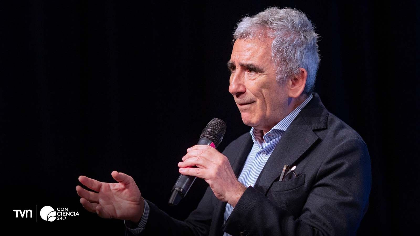 Carlos Peña durante su conferencia sobre Nicanor Parra en el Festival Puerto de Ideas 2025.