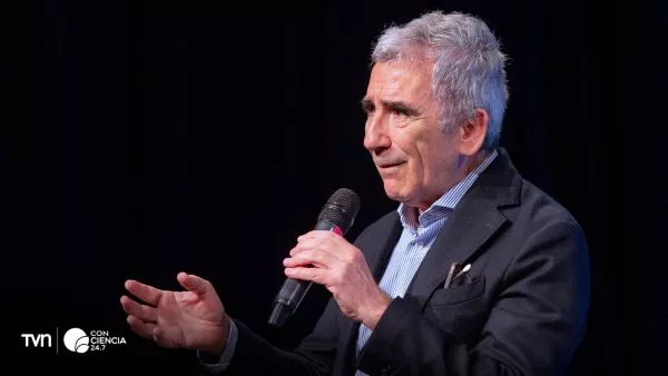 Carlos Peña durante su conferencia sobre Nicanor Parra en el Festival Puerto de Ideas 2025.