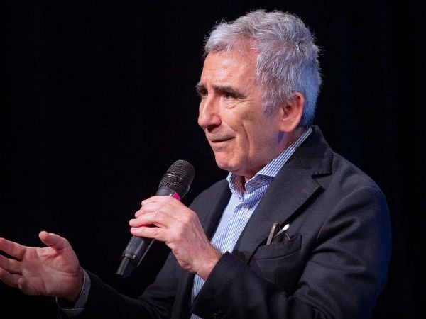 Carlos Peña durante su conferencia sobre Nicanor Parra en el Festival Puerto de Ideas 2025.