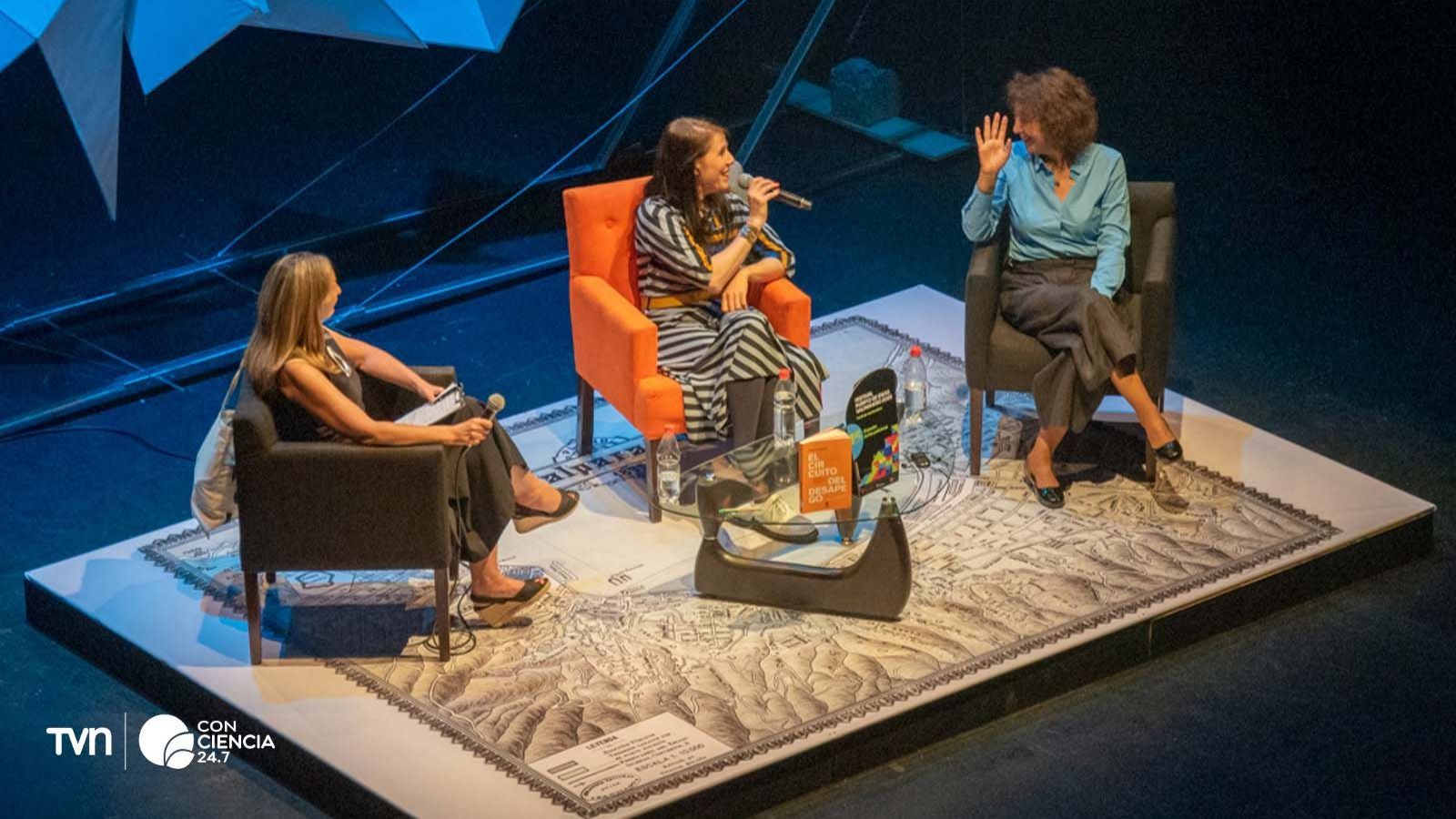 Eva Meijer y Kathya Araujo durante la charla ‘Ética del cuidado en tiempos de desapego’ en el Festival Puerto de Ideas Valparaíso 2025.