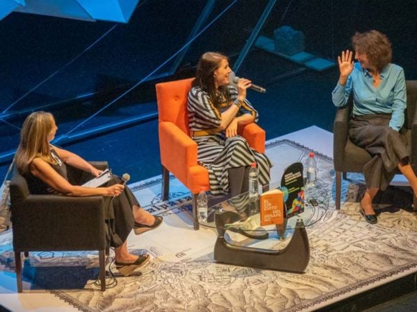 Eva Meijer y Kathya Araujo durante la charla ‘Ética del cuidado en tiempos de desapego’ en el Festival Puerto de Ideas Valparaíso 2025.