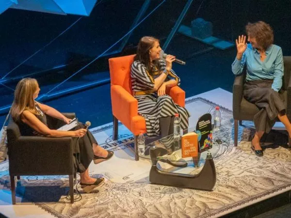 Eva Meijer y Kathya Araujo durante la charla ‘Ética del cuidado en tiempos de desapego’ en el Festival Puerto de Ideas Valparaíso 2025.