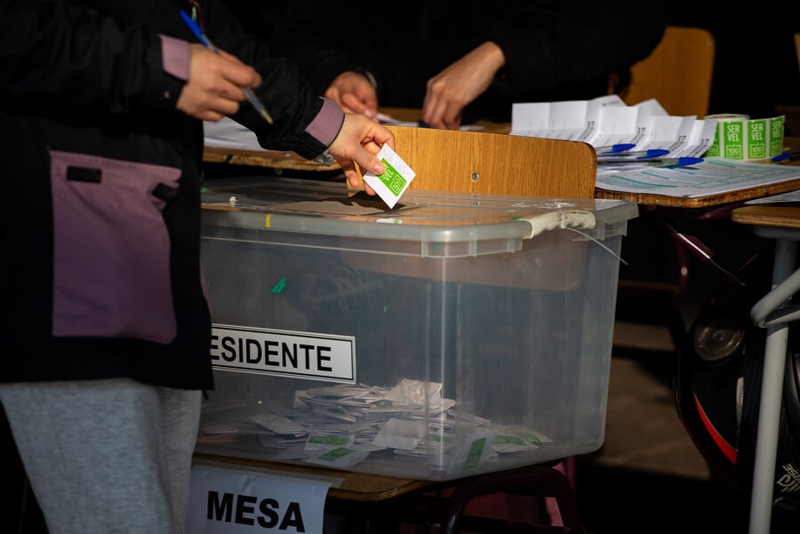 Persona ingresando su voto en una urna. Elecciones 2025