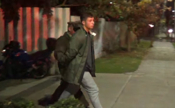 Lucas Lama, pareja de Coté López, siendo detenido por Carabineros en el 2019