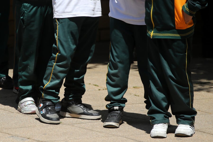 Niños en el patio de un colegio. Foto referencial SAE 2026