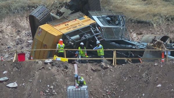 Maquinaria volcó con operador en el interior