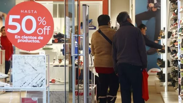 Personas comprando en un mall. Foto referencial comercio en Elecciones