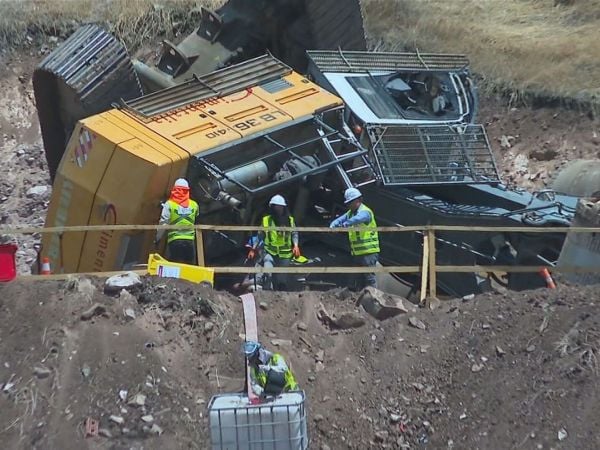 Maquinaria volcó con operador en el interior