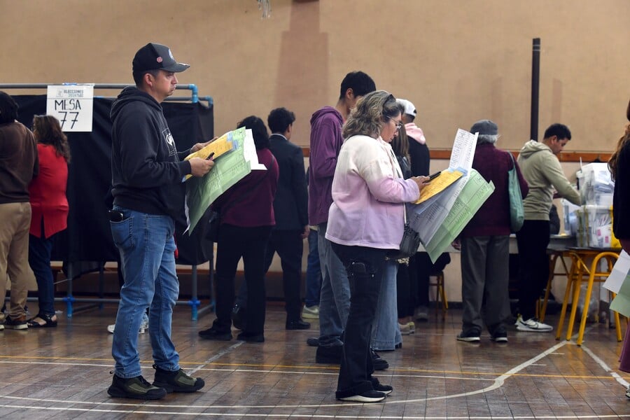Personas votando en elecciones
