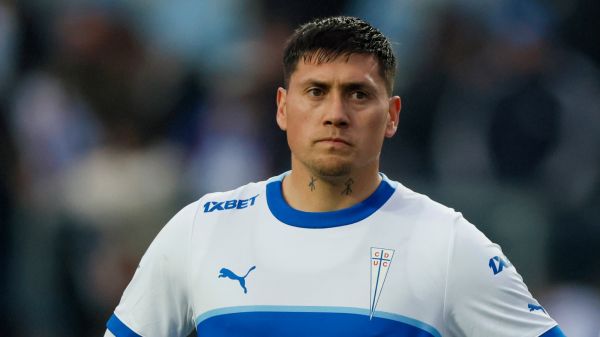 Nicolás Castillo jugando un partido por la Universidad Católica