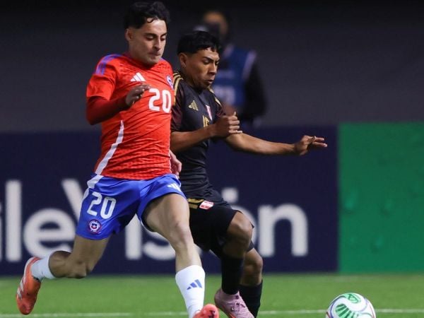 Javier Altamirano jugando por la Selección Chilena