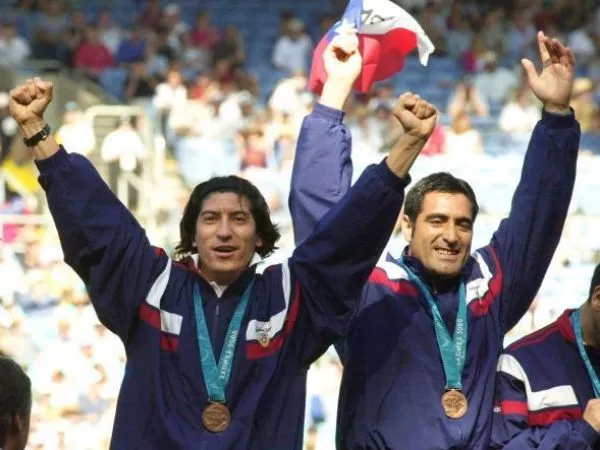 Iván Zamorano y Nelson Tapia con la medalla de bronce obtenida por Chile en Sídney 2000