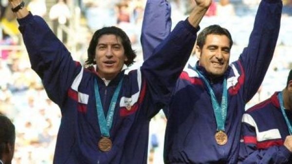 Iván Zamorano y Nelson Tapia con la medalla de bronce obtenida por Chile en Sídney 2000